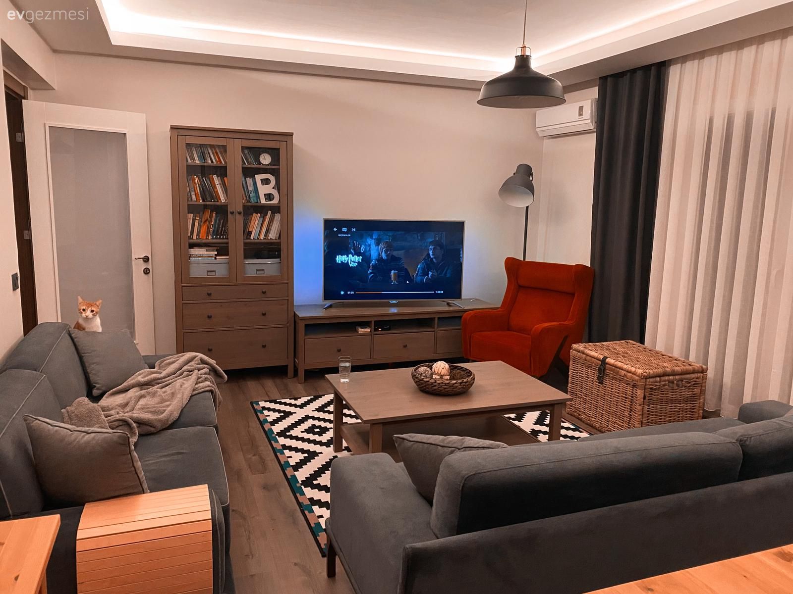 Salon, Modern, Gri, Turuncu, Ahşap Mobilya, Siyah- Beyaz, Koltuk takımı, Fon perde, Perde, Tül perde, Orta sehpa, Sehpa, Halı, Salon halısı, Geometrik desen, Desenler, Berjer, Tv ünitesi, Tv ünitesi aksesuarları, Ev Aksesuar, Avize, Aydınlatma
