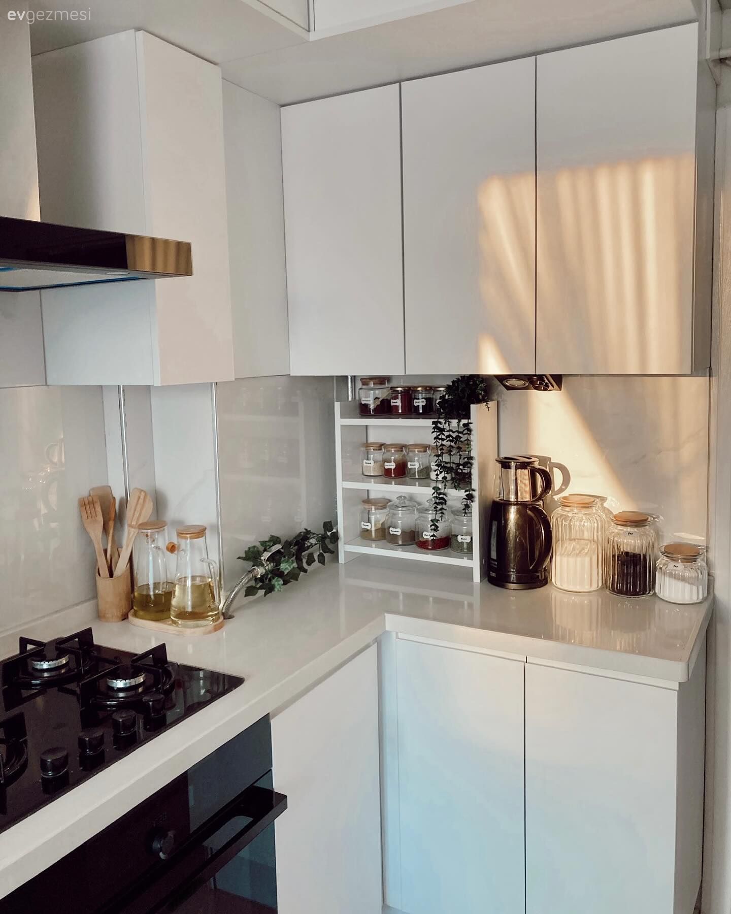 Beyaz, Modern, Modern mutfak, Mutfak, Kulpsuz mutfak dolabı, Mutfak tezgahı, Mutfak tezgah arası, Davlumbaz, Ankastre