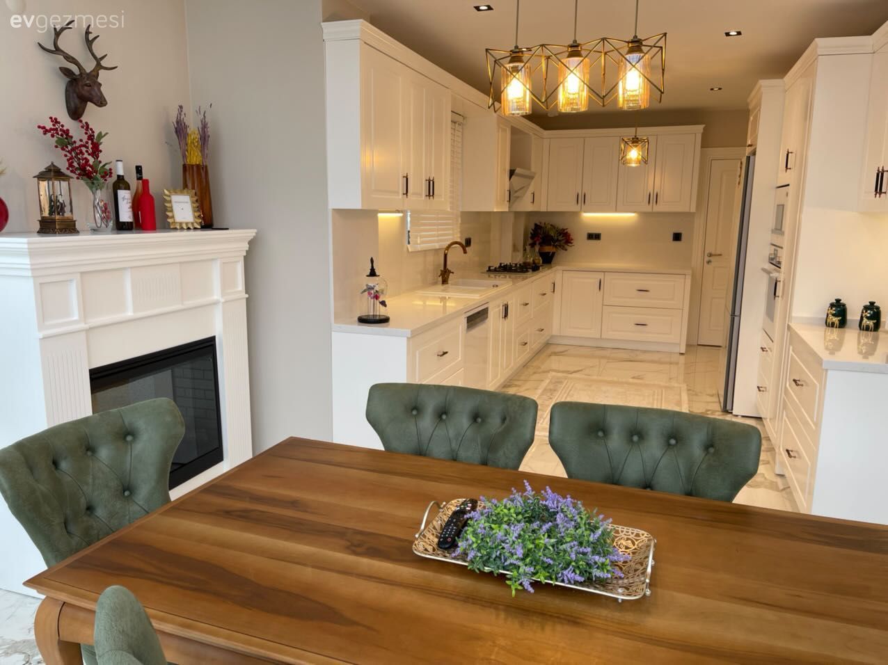 Mutfak, Beyaz, Zümrüt yeşili, Yeşil, Ahşap Mobilya, Ahşap masa, Beyaz mutfak, Mutfak tezgahı, Mutfak tezgah arası, Tezgah arası seramik, Mutfak Avize Modelleri, Sandalye, Mutfak masası, Mutfak aksesuarları, Şömine, Dekoratif Objeler