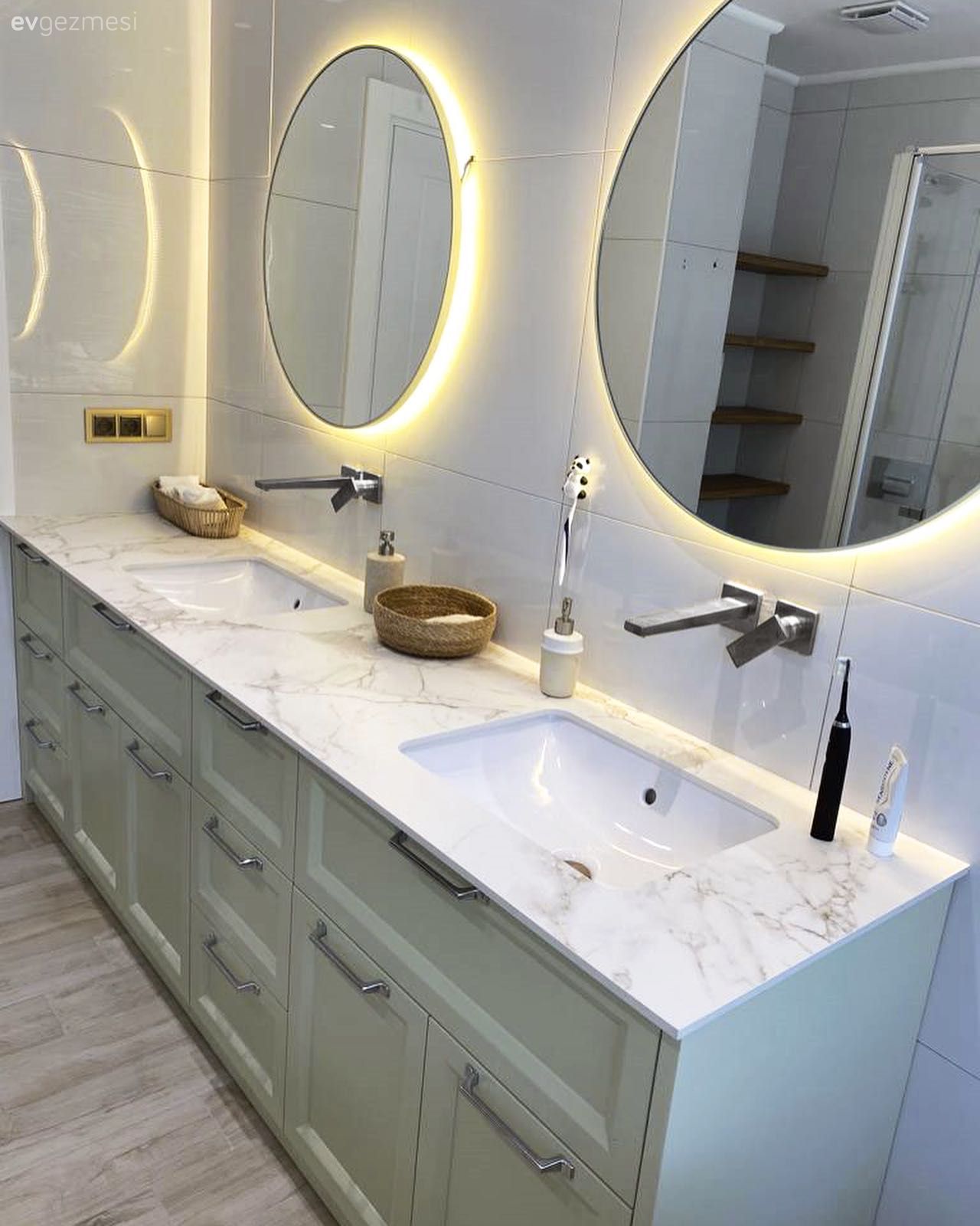 Bu Kocaman Banyoda Mint Yeşili ve Beyaz Uyumu Ortamı Neşelendirmiş!