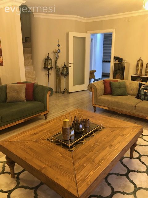 Modern rustik, Salon, Ahşap Mobilya, Kahverengi, Yeşil, Turuncu, Krem, Koltuk takımı, Modern chesterfield, Kırlent, Orta sehpa, Sehpa, Duvar dekorasyonu, Halı, Salon halısı, Dekoratif Objeler