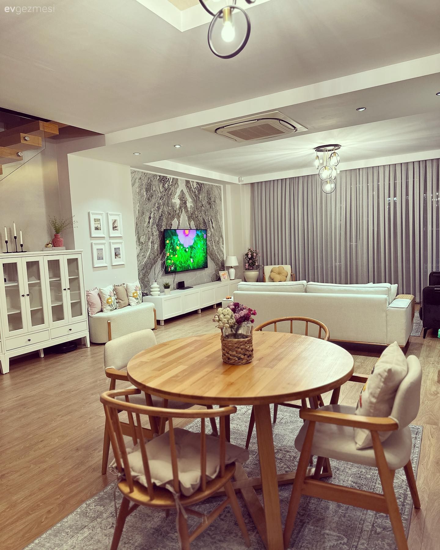 Bu Müstakil Evin Salonu Beyaz ve Ahşabın Buluşma Noktası!