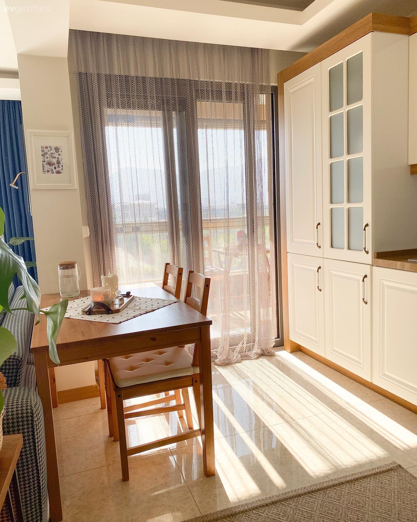 Modern, İskandinav, Beyaz, Beyaz ve ahşap mutfak, Mutfak, Mutfak masası, Sandalye, Mutfak tezgahı, Mutfak tezgah arası, Tezgah arası seramik, Tül perde, Perde