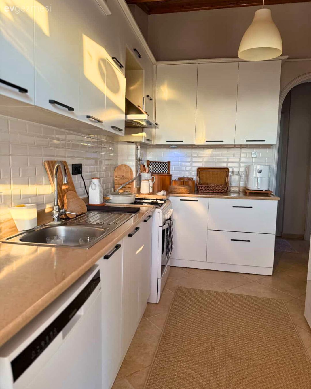 Mutfak, Modern rustik, Beyaz ve ahşap mutfak, Mutfak tezgahı, Mutfak tezgah arası, Ahşap mutfak tezgahı, Metro seramik, Seramik, Tezgah arası seramik, Mutfak halısı, Jüt halı, Halı, Mutfak Avize Modelleri, Mutfak aksesuarları