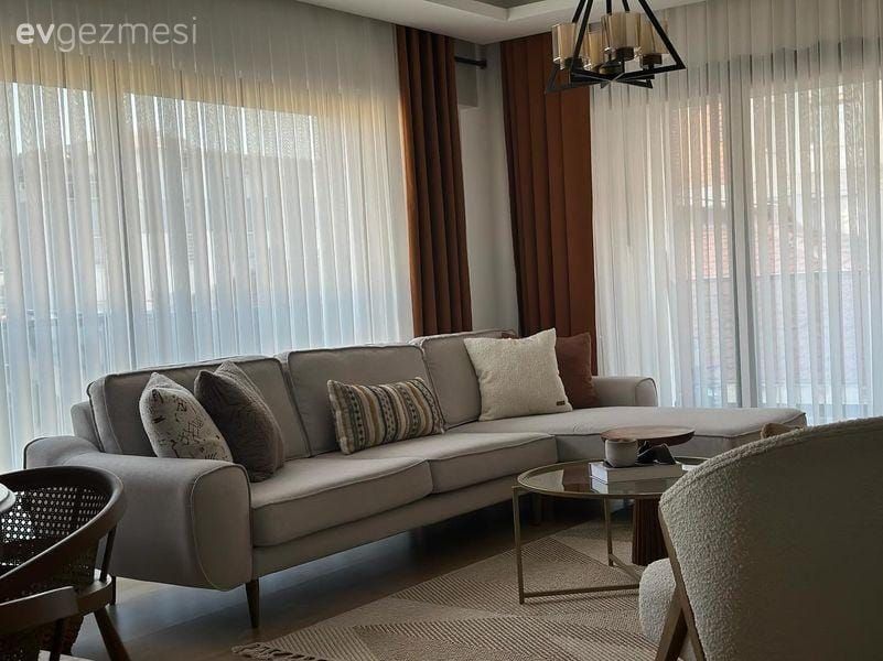 Bohem Dekorasyon, Salon, Beyaz, Turuncu, Köşe koltuk, Koltuk takımı, Kırlent, Ev tekstili, Cam orta sehpa, Orta sehpa, Avize, Aydınlatma, Salon avizesi, Halı, Salon halısı