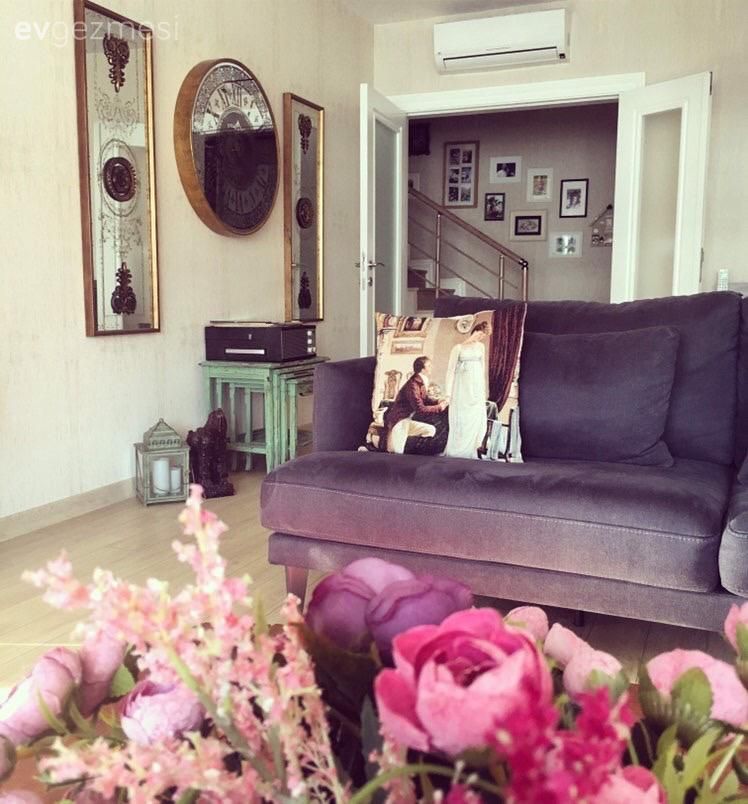 Gri, Koltuk takımı, Çiçekler, Vazo, Ev Aksesuar, Ayna, Duvar saati, Duvar dekorasyonu, Kırlent, Ev tekstili, Zigon sehpa, Sehpa