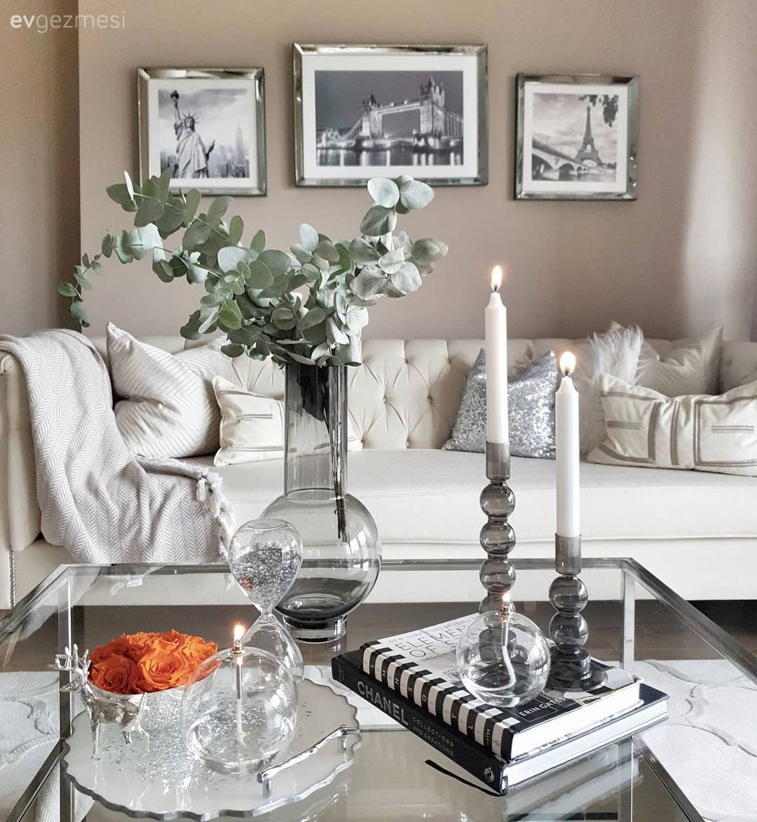 Salon, Krem, Bej, Beyaz, Ayna çerçeve, Aynalı aksesuar, Orta sehpa, Sehpa, Sehpa üstü aksesuarı, Ev Aksesuar, Şamdan, Kırlent, Ev tekstili, Vazo