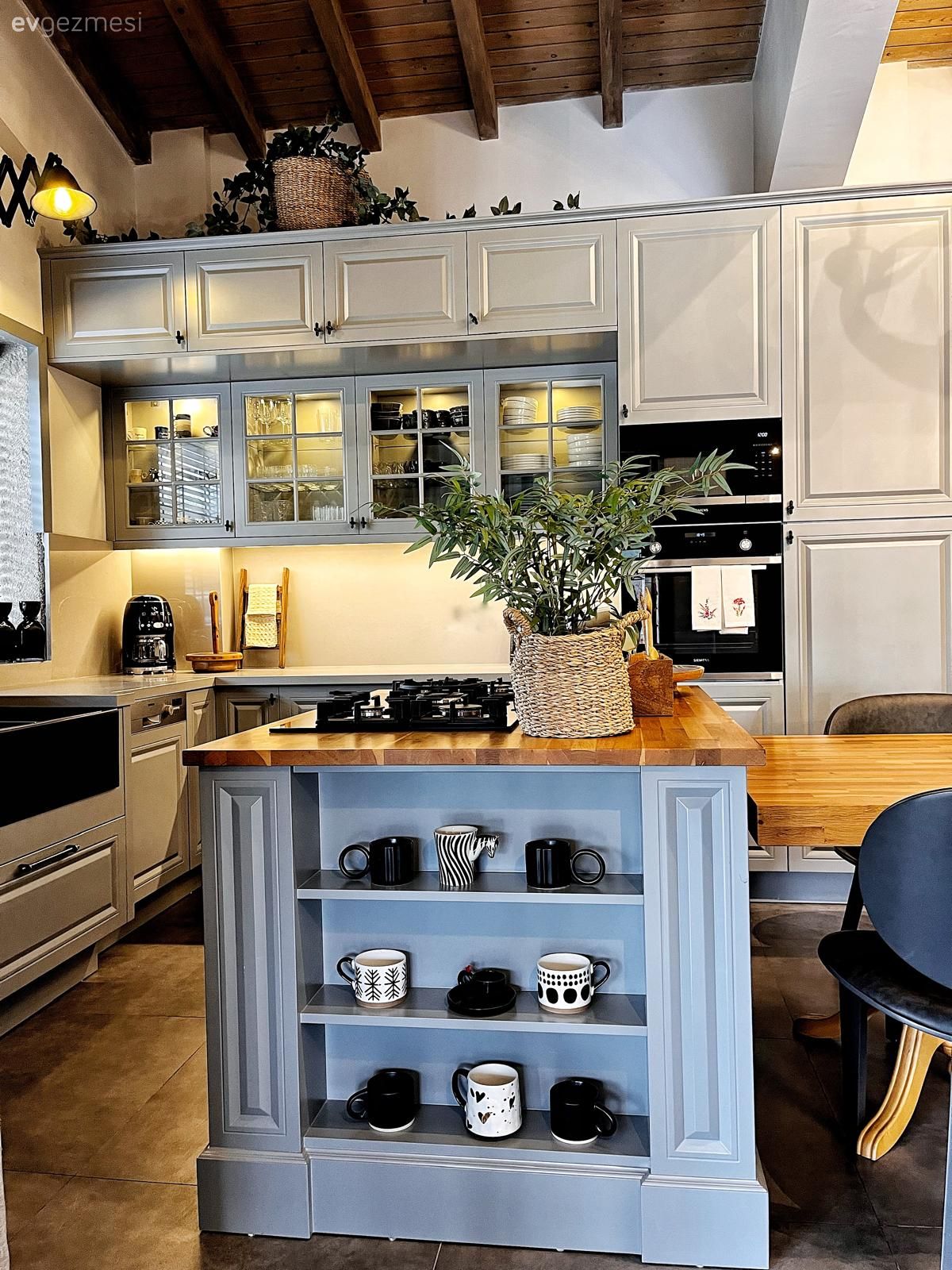 Yüksek Tavanlı Bu Alaçatı Evi Taş ve Ahşabın Uyumuna Teslim Olmuş