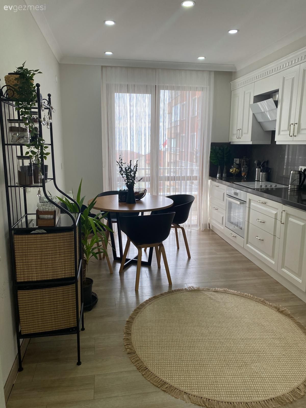 Mutfak, İskandinav, Beyaz, Siyah, Beyaz mutfak, Siyah tezgah, Mutfak tezgahı, Mutfak tezgah arası, Tezgah arası seramik, Mutfak perdesi, Tül perde, Perde, Yuvarlak halı, Halı, Mutfak halısı, Sandalye, Mutfak masası, Mutfak rafı