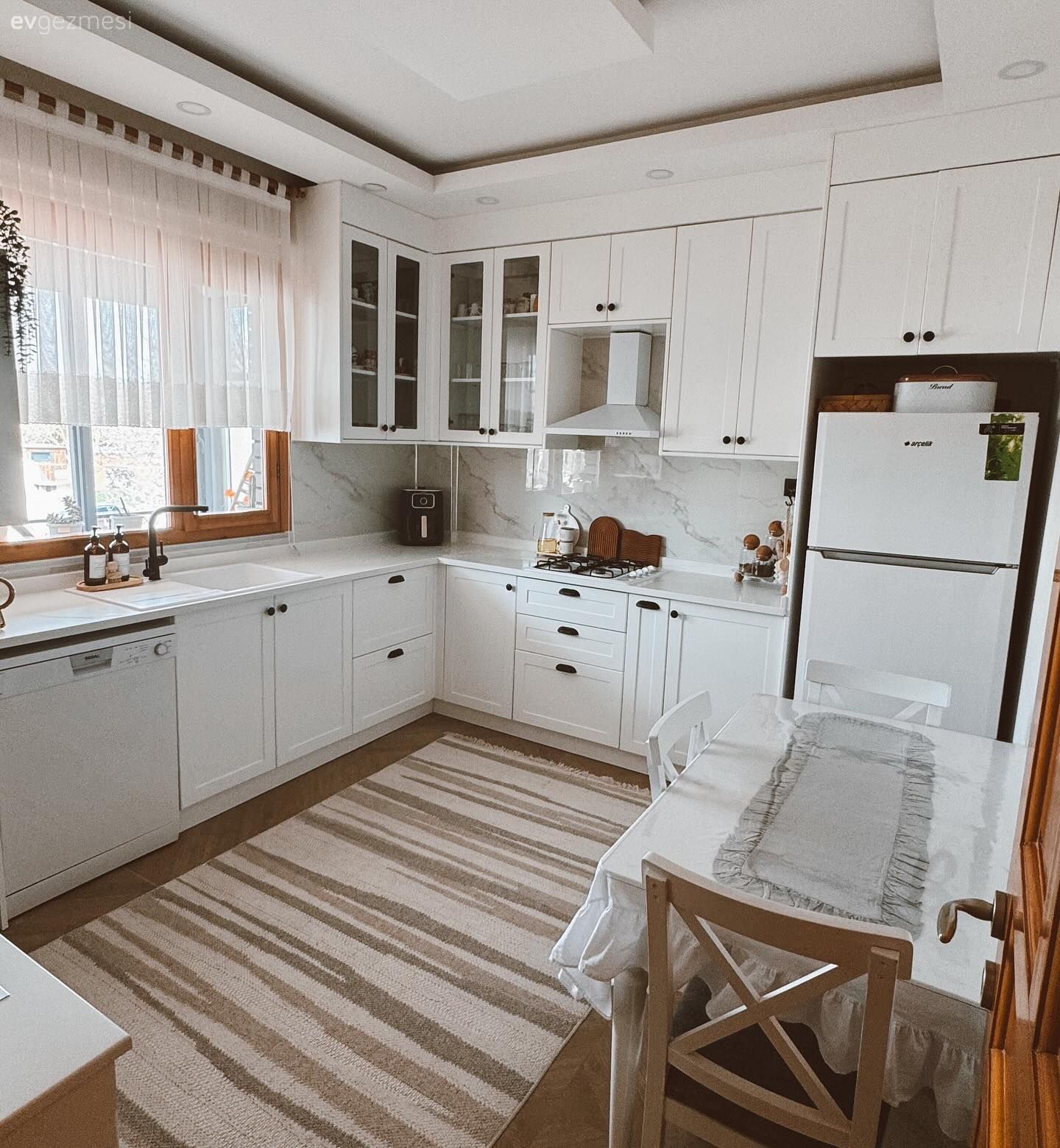 Bu Köy Evinde Geleneksel ve Modern Detaylar Bir Arada!