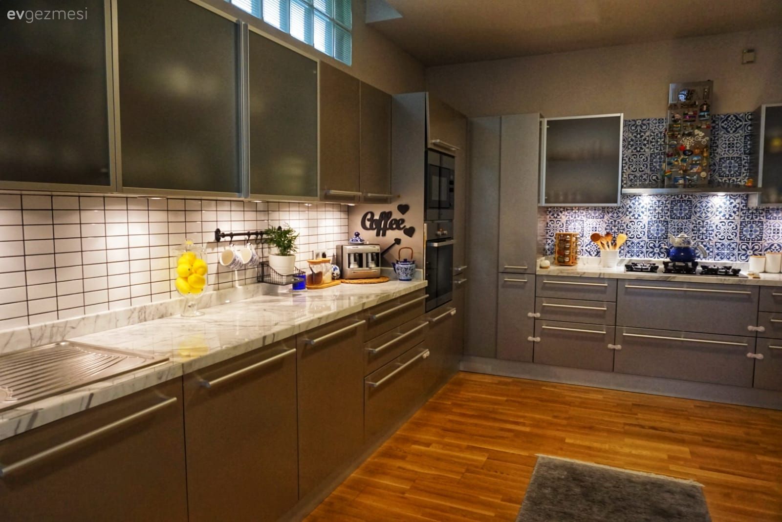 Mutfak, Gri, Beyaz, Mavi, U-tipi mutfak, Mutfak tezgahı, Mutfak tezgah arası, Parke, Tezgah arası seramik, Mermer, Büyük mutfak, Mutfak halısı, Mutfak aksesuarları