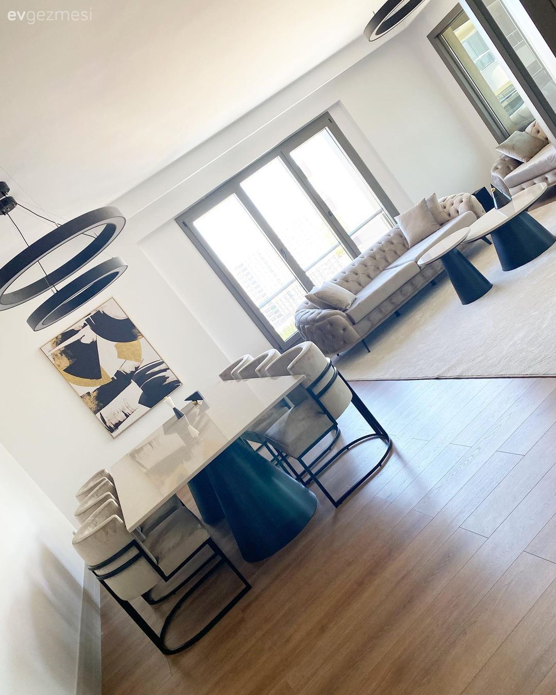 Salon, Krem, Bej, Siyah, Koltuk takımı, Sandalye, Yemek masası, Yemek odası avizesi, Halı, Salon halısı, Orta sehpa, Sehpa, Parke, Kırlent, Ev tekstili, Tablo, Duvar dekorasyonu