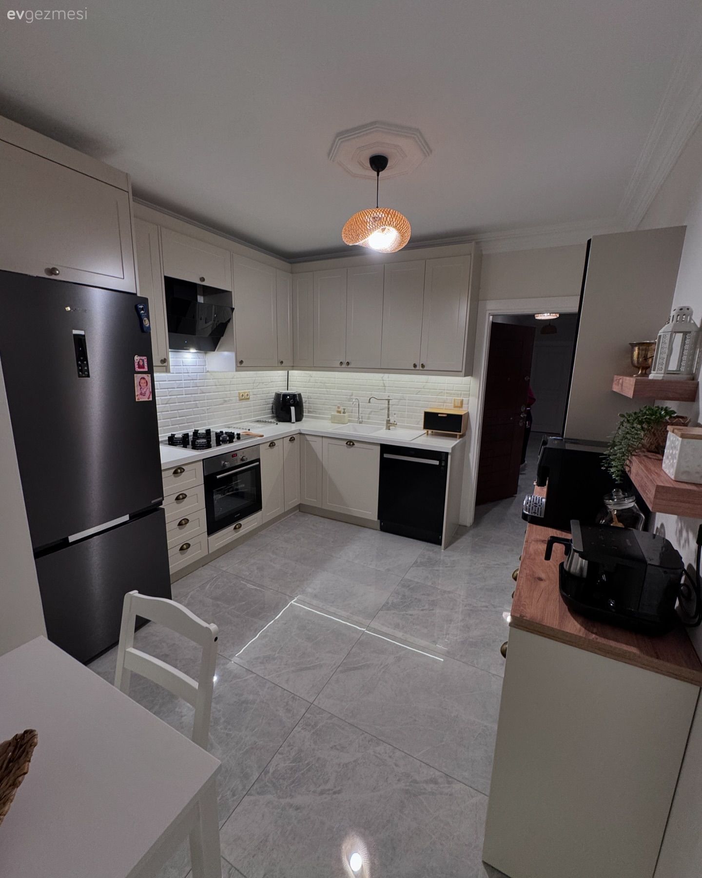 Bu Mutfakta Alan Geniş Olunca Köşeler Çoğalmış!