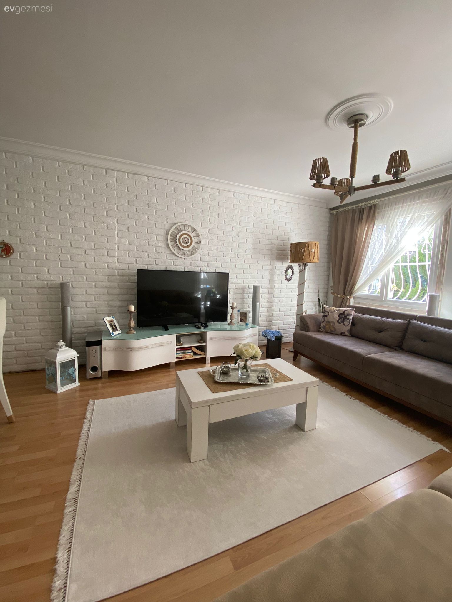 Salon, Country salon, Beyaz, Gri, Fon perde, Perde, Tül perde, Koltuk takımı, Halı, Salon halısı, Tv ünitesi, Tv ünitesi aksesuarları, Ev Aksesuar, Orta sehpa, Sehpa, Avize, Aydınlatma, Salon avizesi, Taş duvar, Duvar dekorasyonu, Dekoratif Objeler