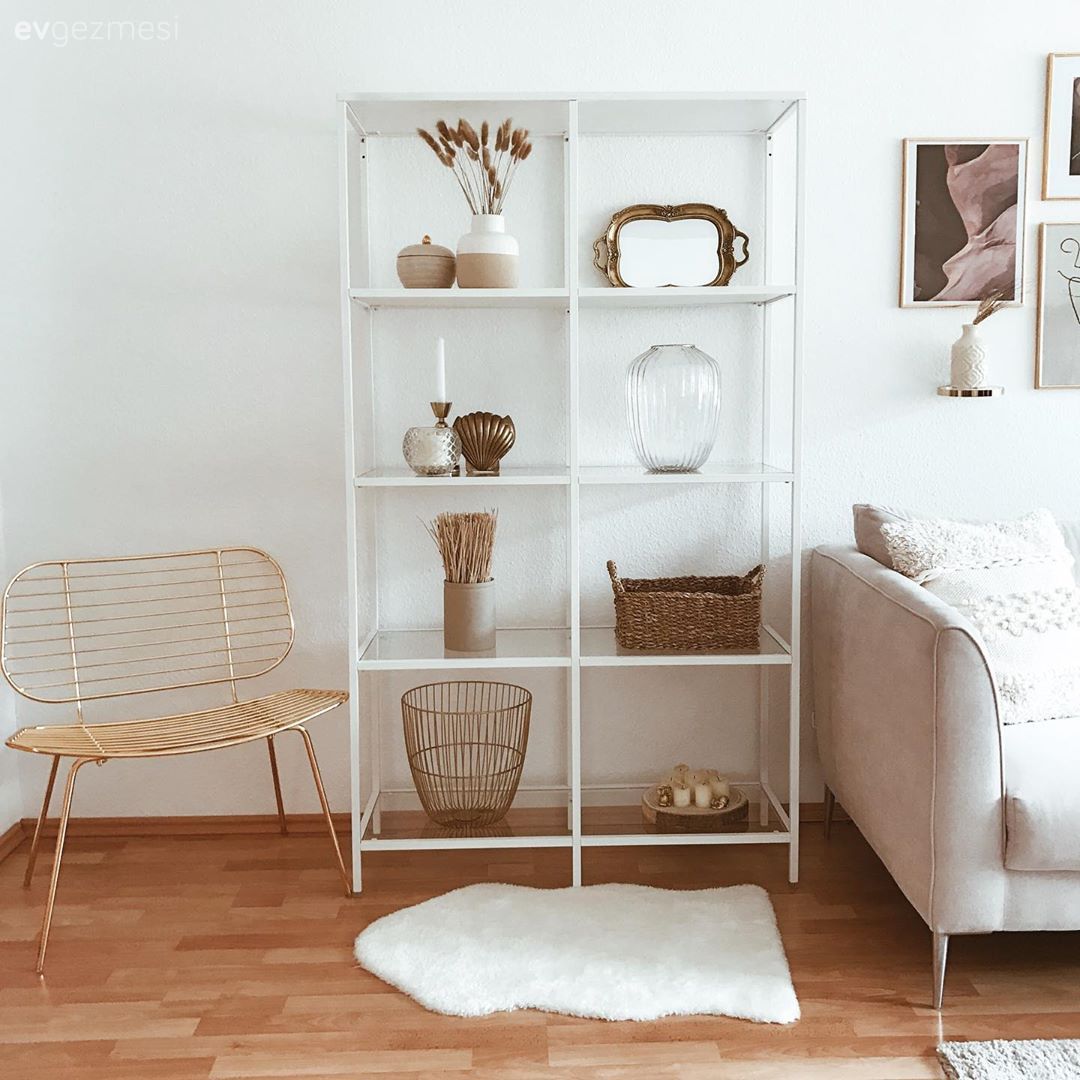 Salon, Krem, Kahverengi, Vizon, Bakır, Beyaz, Dörtlü koltuk, Açık raf, Duvar rafı, Dekoratif Objeler, Metal sandalye, Sandalye, Post halı, Halı, Duvar dekorasyonu, Tablo, Hasır sepet