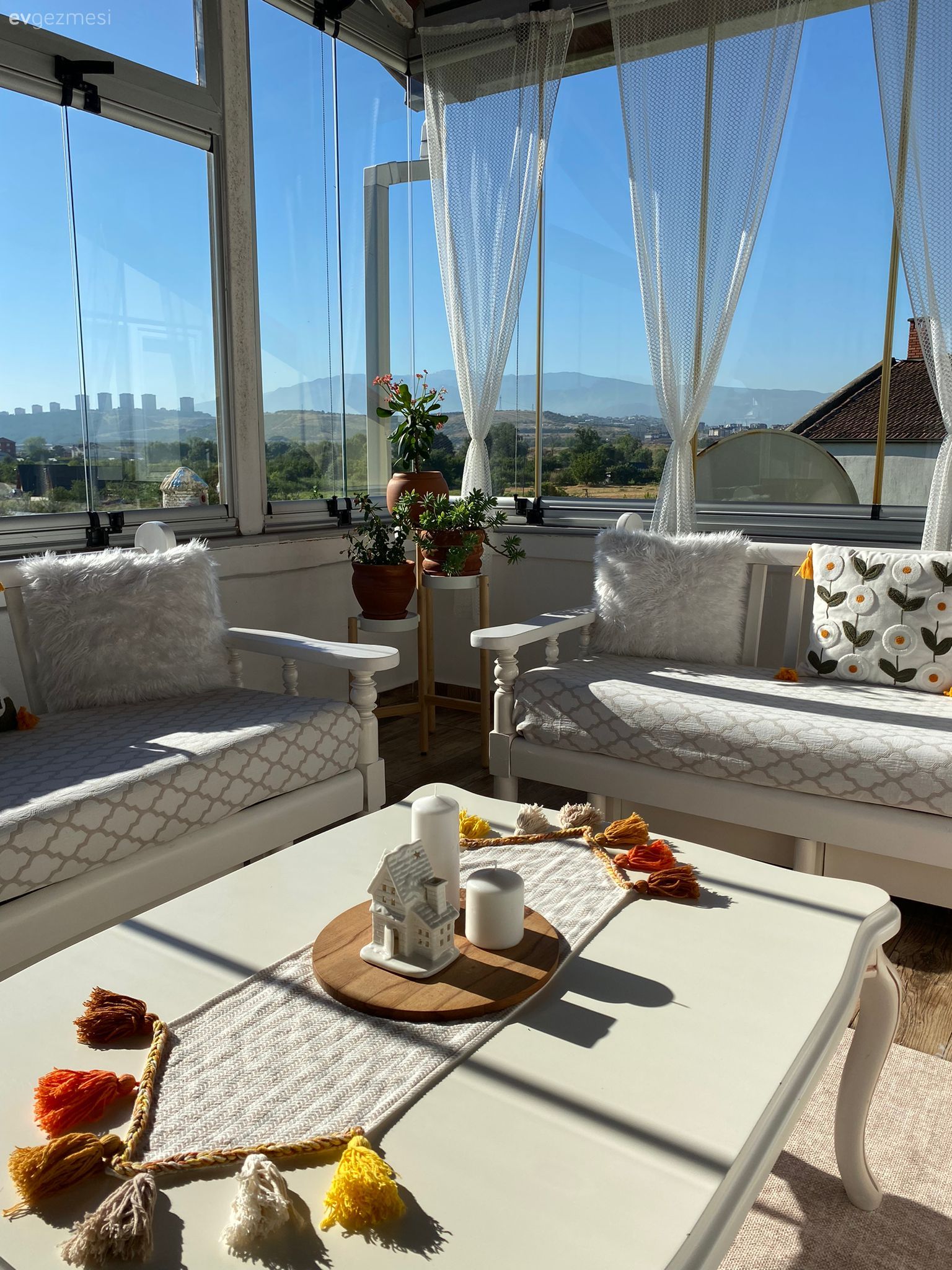 Kapalı balkon, Beyaz, Kırlent, Ev tekstili, Balkon masası