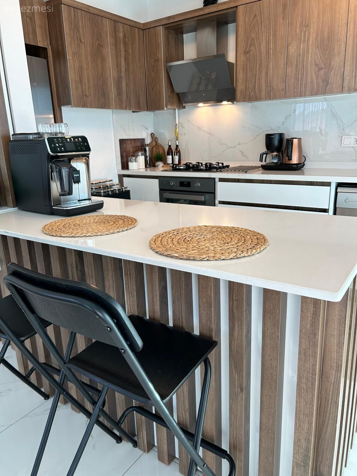 Bu Isparta Evinde Özel Tasarım Paneller Duvar Görevi Üstlenmiş!