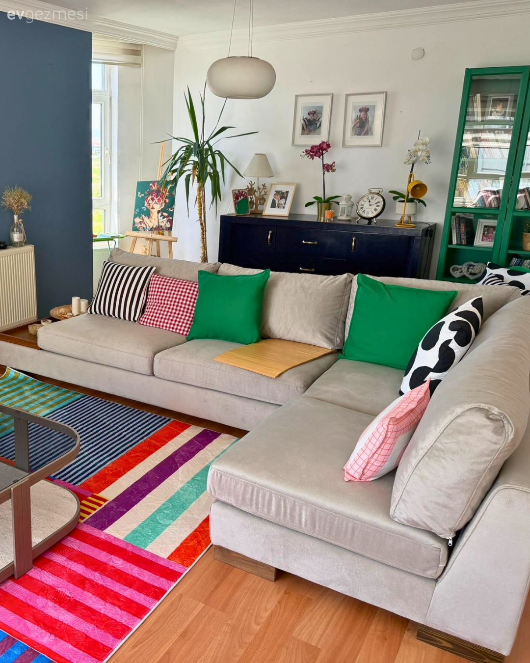 Salon, Eklektik, Gri, Pembe, Mor, Yeşil, Mavi, Siyah, Köşe koltuk, Koltuk takımı, Kırlent, Ev tekstili, Halı, Salon halısı, Orta sehpa, Sehpa, Mavi duvar, Konsol, Kitaplık, Dekoratif Objeler, Ev bitkisi