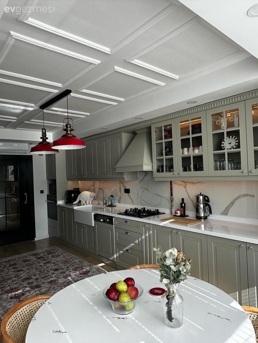 Bu Adana Mutfağında Gri ve Siyahın Uyumuna Kırmızı Vurgusu Katılmış!