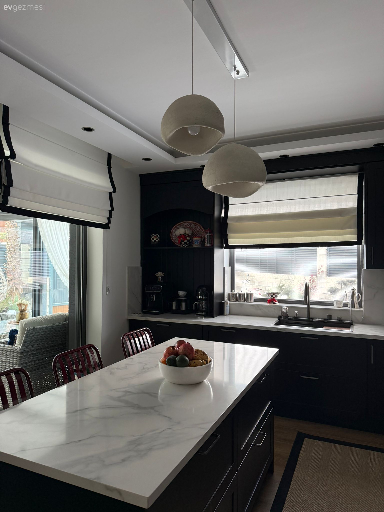 Mutfak, Modern mutfak, Modern, Siyah, Mutfak tezgahı, Mutfak tezgah arası, Tezgah arası seramik, Eviye , Pencere önü eviye, Ada mutfak, Mutfak halısı, Mutfak aksesuarları, Mutfak Avize Modelleri, Davlumbaz, Mutfak perdesi, Siyah mutfak, Mutfak masası, Sandalye, Mutfak sandalyesi, Katlamalı perde, Perde