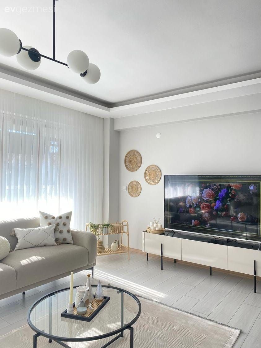 Salon, Modern, Koltuk takımı, Beyaz, Bej, Kırlent, Ev tekstili, Tül perde, Perde, Tv ünitesi, Tv ünitesi aksesuarları, Ev Aksesuar, Cam orta sehpa, Orta sehpa, Halı, Salon halısı, Avize, Aydınlatma, Salon avizesi, Duvar dekorasyonu