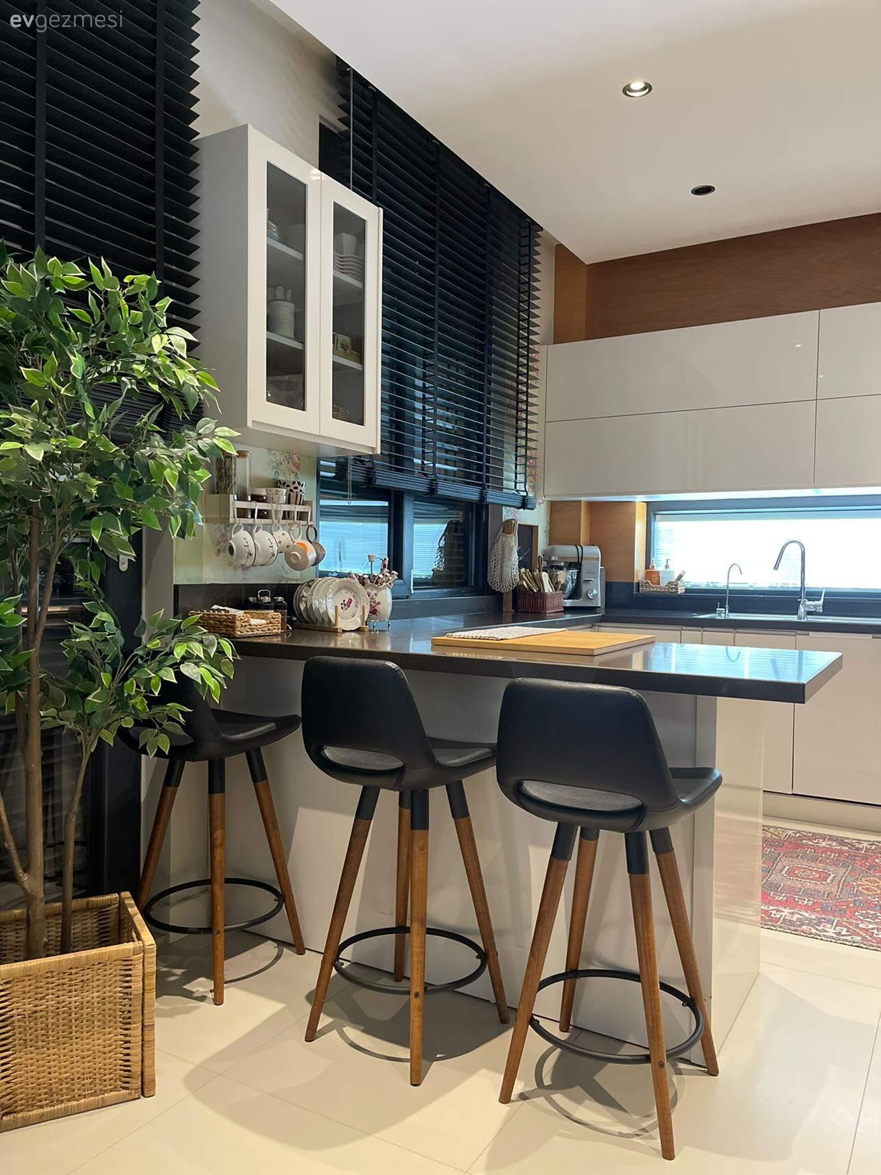 Bu Antalya Mutfağında Modern ve Rustik El Ele Vermiş!