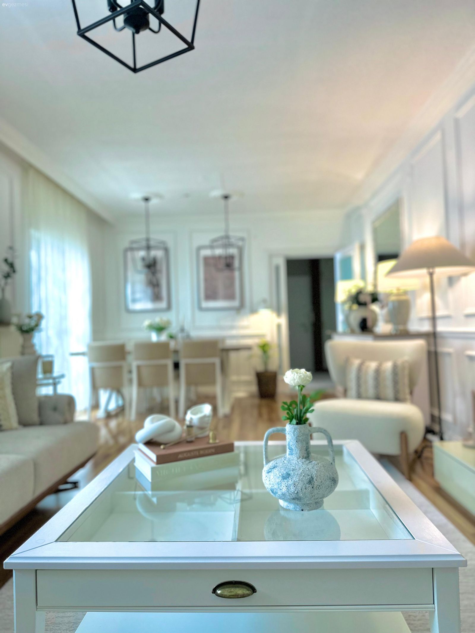 Bu Samimi Country Evin Balkonunun da İçeriden Farkı Yok!