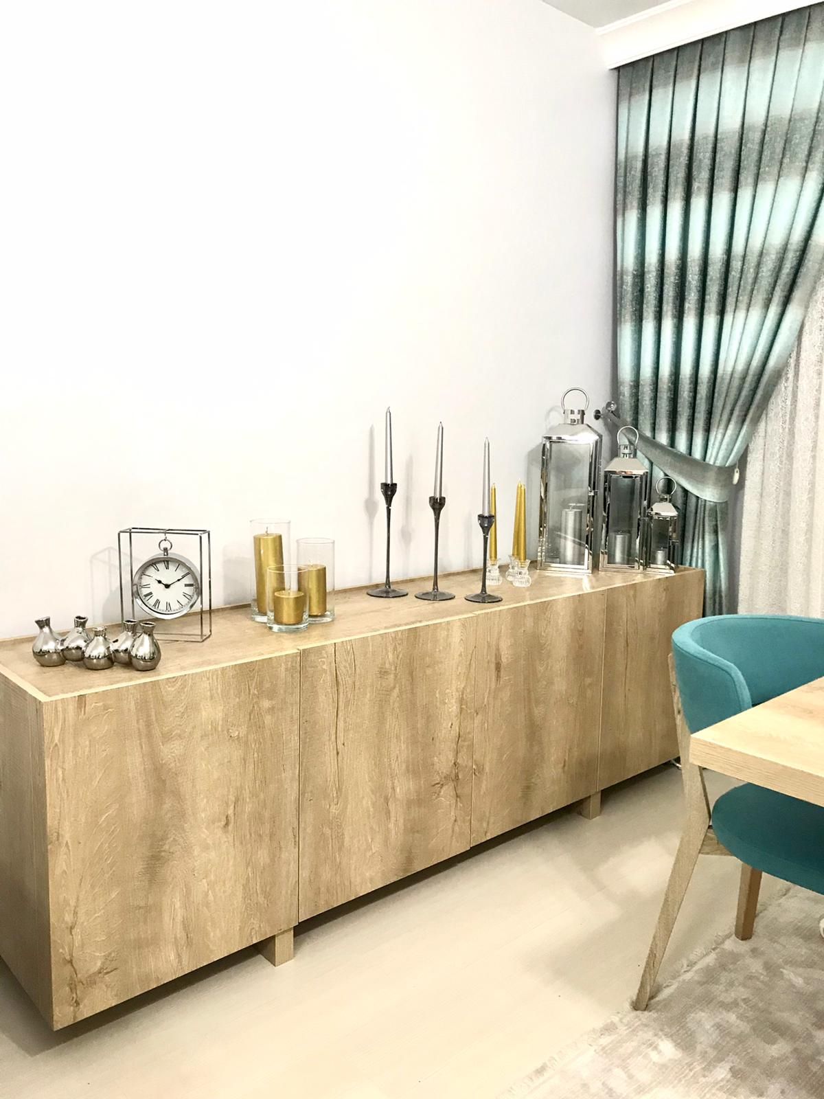 Ahşap Mobilya, Konsol, Konsol üzeri dekoratif objeleri, Şamdan, Ev Aksesuar, Fon perde, Perde, Tül perde, Sandalye, Yemek masası