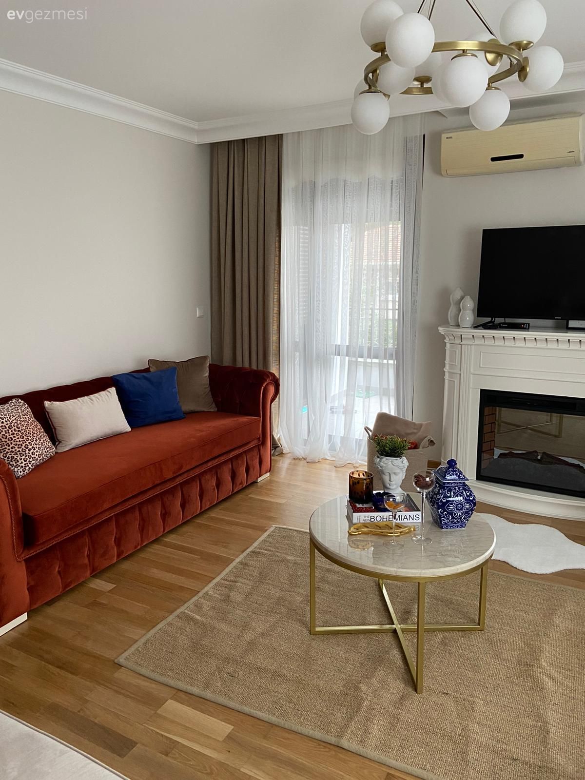 Salon, Modern, Beyaz, Bej, Krem, Vizon, Kahverengi, Modern chesterfield, Kırlent, Ev tekstili, Halı, Salon halısı, Orta sehpa, Sehpa, Yuvarlak sehpa, Parke, Berjer, Fon perde, Perde, Saksı, Ev bitkisi, Avize, Aydınlatma, Yanık turuncu, Dekoratif Objeler, Şömine