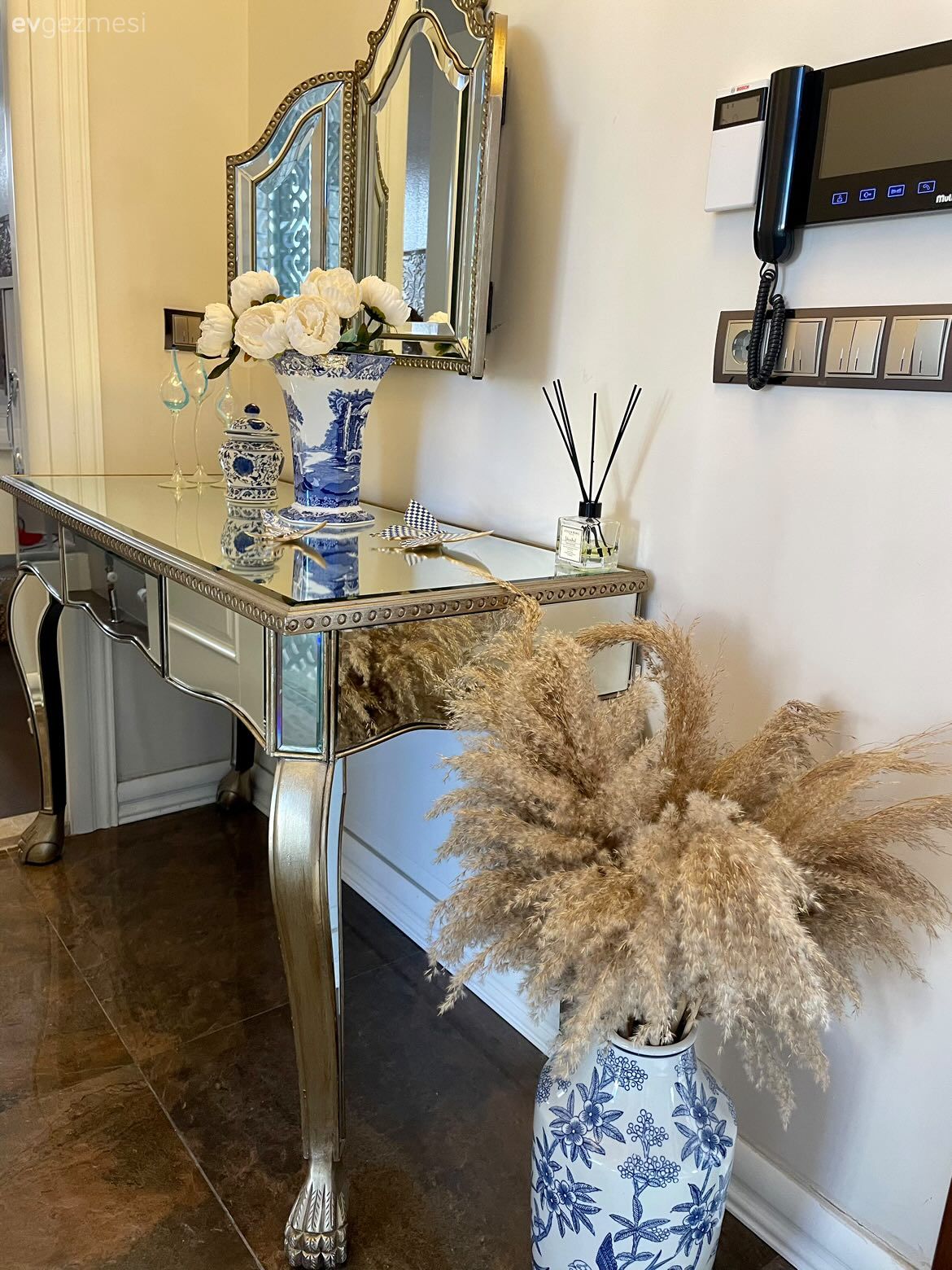 Bu Havuzlu Evde Her Tarzdan Bir Lezzet Var!