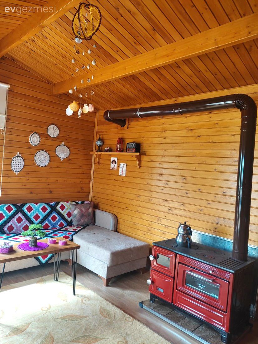 Ahşap ev, Tavan dekorasyon, Köşe koltuk, Koltuk takımı, Halı, Soba, Köy evi