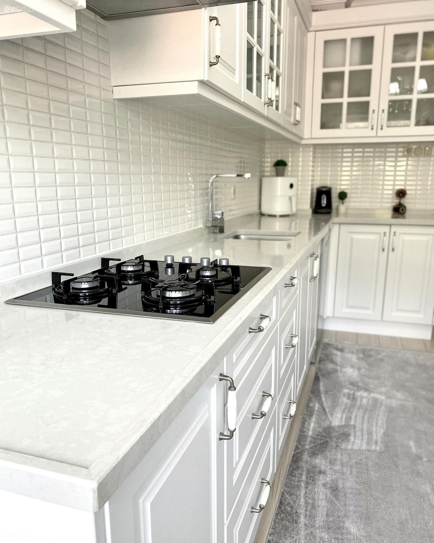 Bu Beyaz Mutfak Samimiyeti ve Ferahlığı Kucaklamış