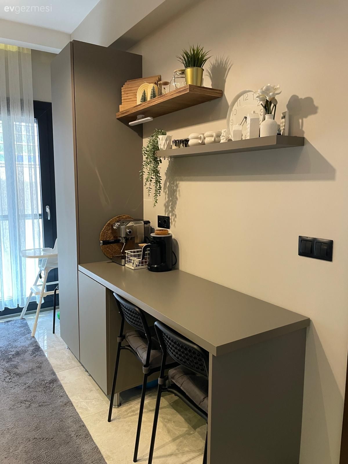 Mutfak, Gri, Kahve köşesi, Duvar rafı, Duvar dekorasyonu, Mutfak aksesuarları, Mutfak tülü, Mutfak perdesi