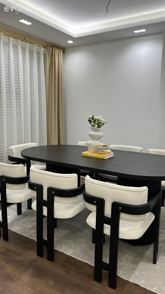 Krem duvar, Fon perde, Perde, Beyaz, Tül perde, Siyah, Sandalye, Yemek masası, Halı, Salon halısı, Spot aydınlatma, Aydınlatma