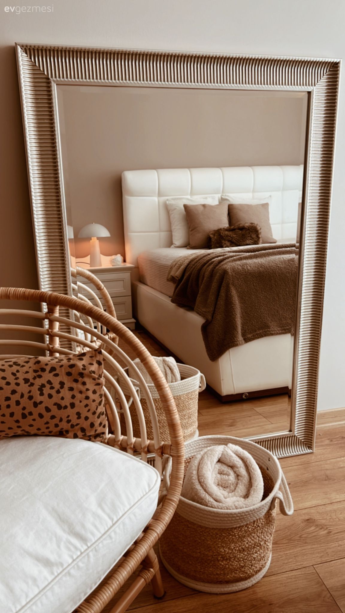 Boy aynası, Ayna, Hasır sandalye, Beyaz, Yatak örtüsü, Yatak Odası, Dekoratif Objeler, Laminant parke, Parke