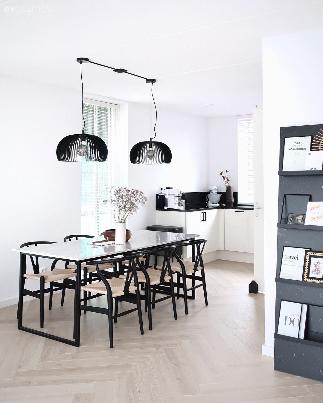 Amerikan Mutfak, Mutfak, Yemek masası, Sandalye, İskandinav, Beyaz, Siyah, Yemek odası avizesi, Mutfak tezgahı, Mutfak tezgah arası, Tezgah arası seramik, Siyah- Beyaz, Duvar rafı, Duvar dekorasyonu