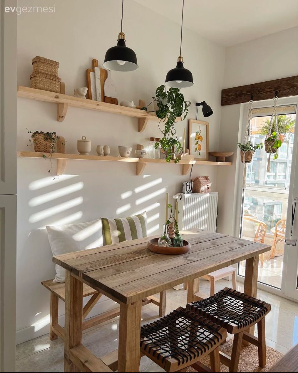 Ahşap ve Beyaz Dostluğu: İstanbul'da Aurası Yüksek Bir Ev!