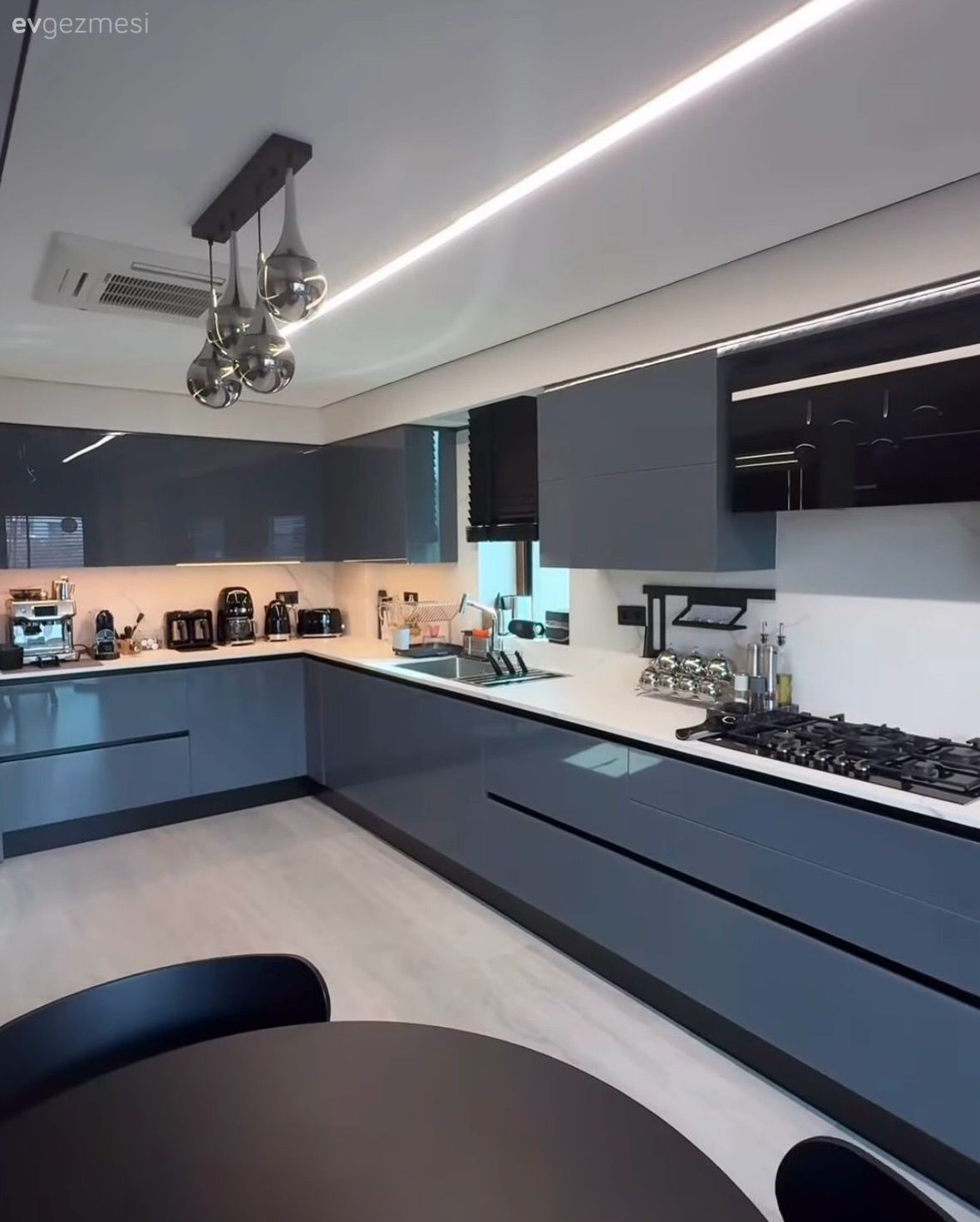 Bu Modern Mutfakta Oturma Köşesi İlgiyi Arttırmış