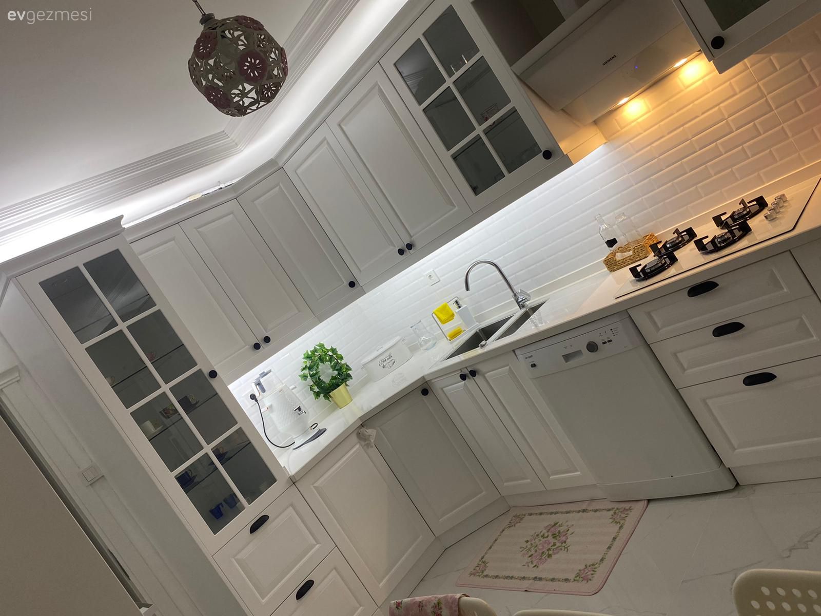 Mutfak, Beyaz mutfak, Beyaz, Siyah, Mutfak tezgahı, Mutfak tezgah arası, Tezgah arası seramik, Shaker kapaklı dolaplar, Ankastre, Mutfak aksesuarları, Ekstra mutfak dolabı, Mutfak zemin seramikleri