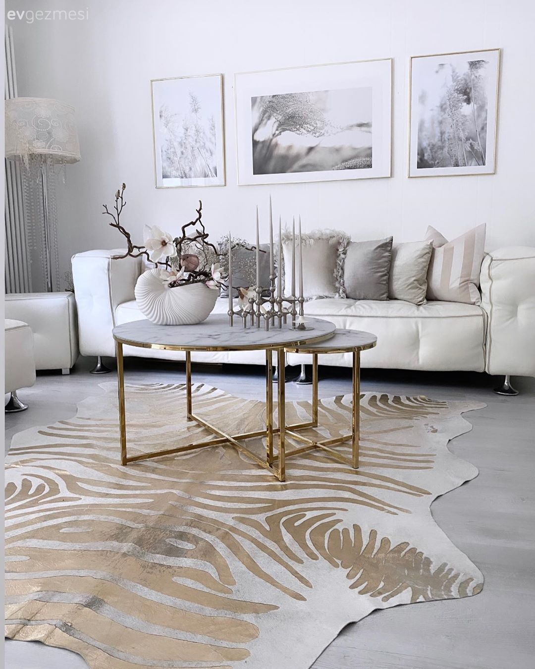 Salon, Modern, Beyaz, Bej, Krem, Pudra pembe, Koltuk takımı, Kırlent, Ev tekstili, Tablo, Duvar dekorasyonu, Tül perde, Perde, Avize, Aydınlatma, Salon avizesi, Halı, Salon halısı, Sehpa üstü aksesuarı, Ev Aksesuar, Vazo, Çiçekler, Lazer kesim halı, Şamdan