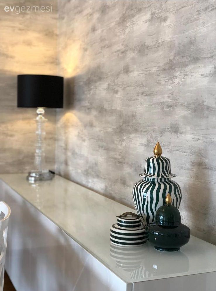 Konsol, Konsol üzeri dekoratif objeleri, Beyaz, Siyah- Beyaz, Vazo, Ev Aksesuar, Abajur, Aydınlatma, Duvar kağıdı, Duvar dekorasyonu