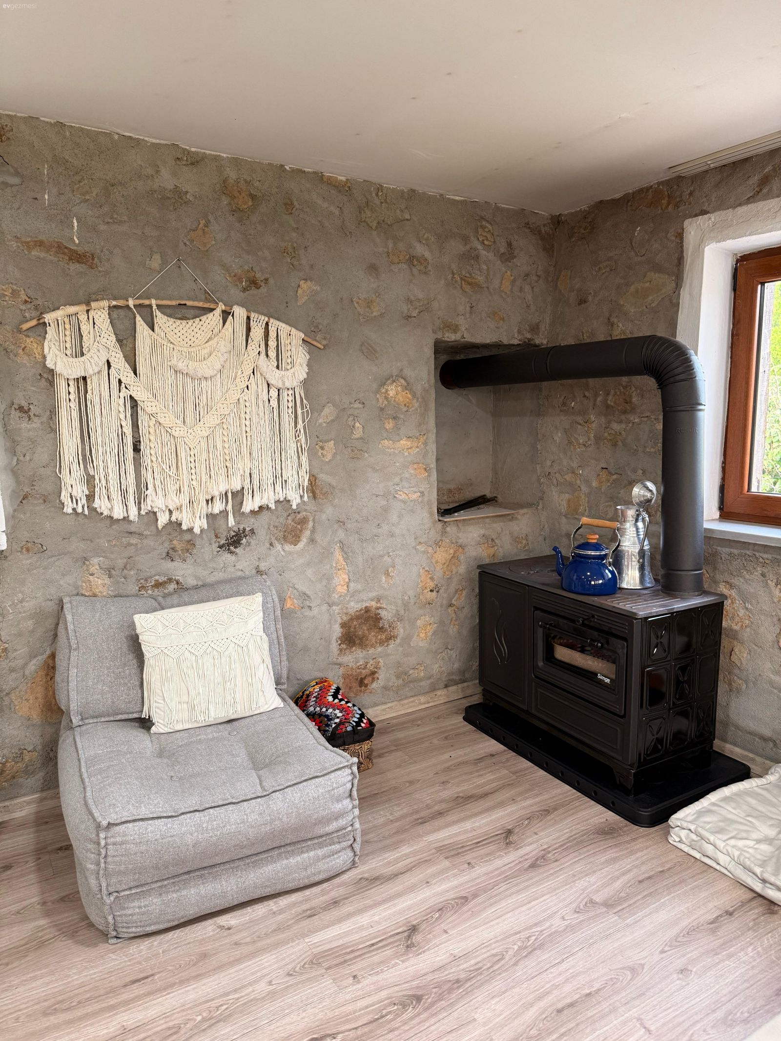 Çanakkale'deki Bu Köy Evi 1+1 Ama Her Alanı Oldukça Geniş