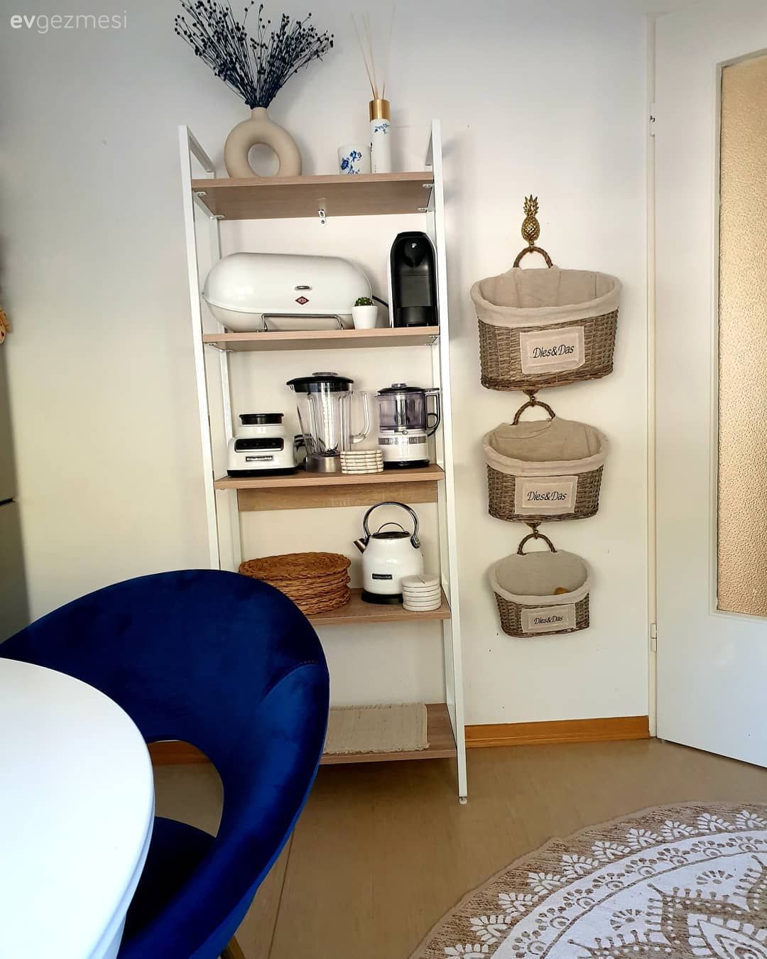 Beyaz, Parke, Beyaz ve ahşap mutfak, Mutfak, Parlament mavisi, Mutfak rafı, Mutfak duvar dekorasyonu, Mutfak halısı, Sandalye, Mutfak aksesuarları
