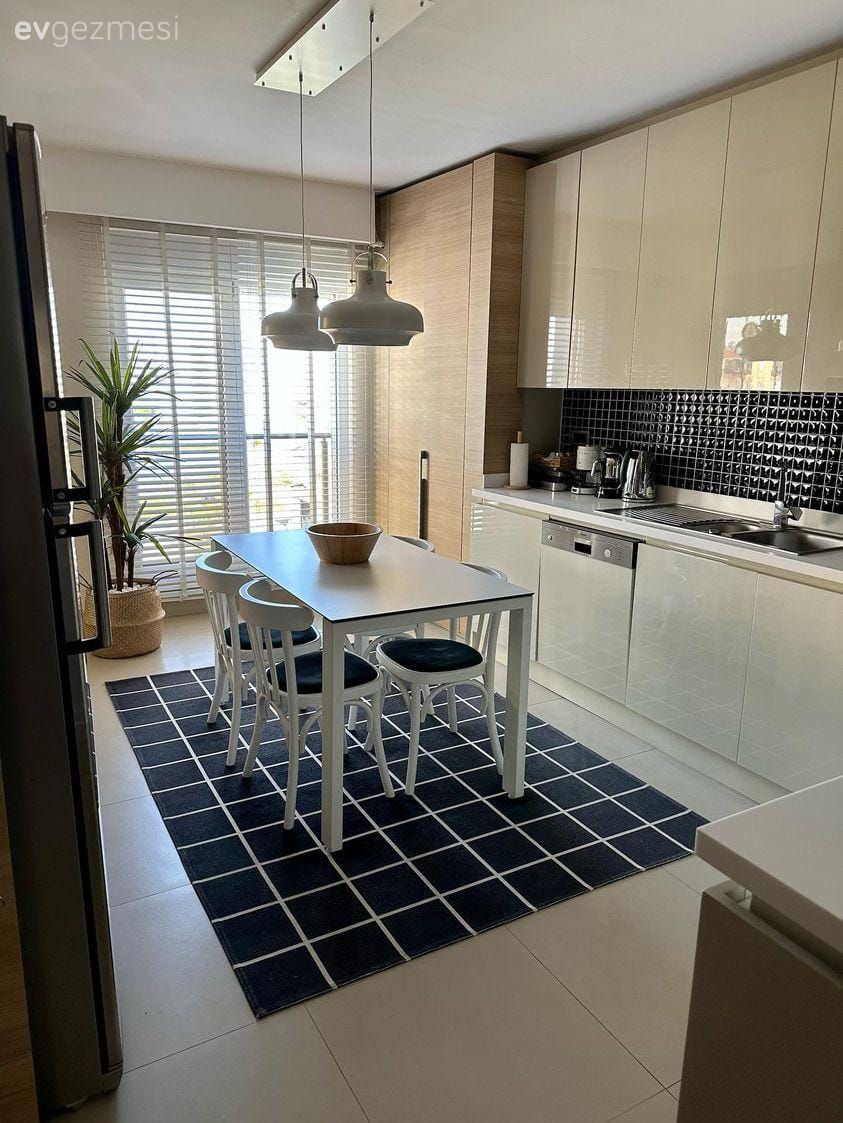 Mutfak, Beyaz, Siyah, Modern, Modern mutfak, Mutfak tezgahı, Mutfak tezgah arası, Tezgah arası seramik, Mutfak perdesi, Mutfak masası, Sandalye, Mutfak halısı, Saksı, Ev bitkisi, Mutfak Avize Modelleri