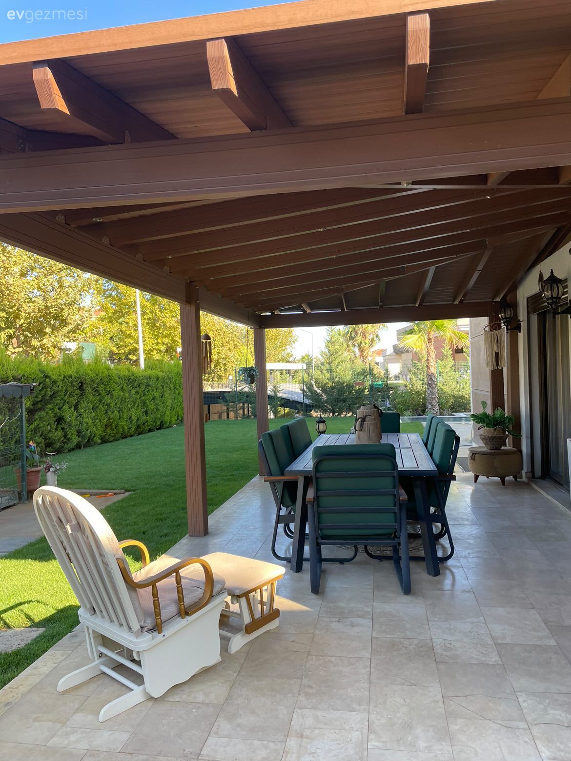 Bu Havuzlu Evde Her Tarzdan Bir Lezzet Var!