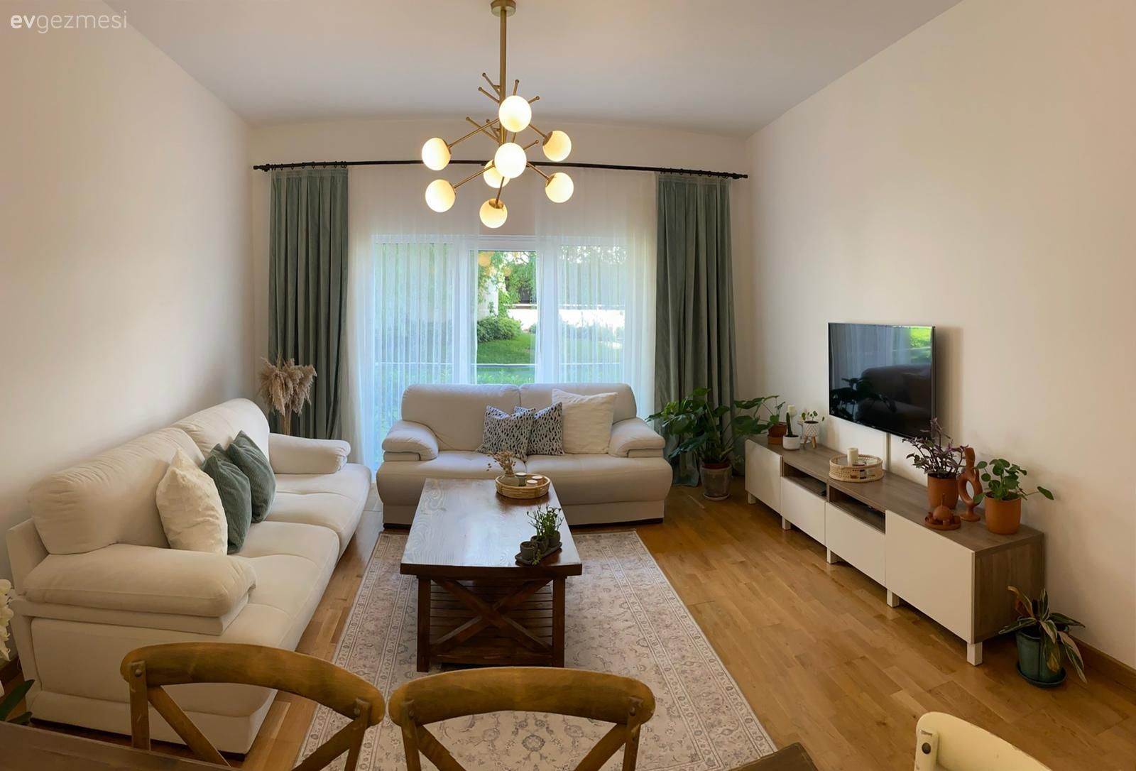 Salon, Modern, Krem, Bej, Beyaz, Yeşil, Koltuk takımı, Ahşap Mobilya, Fon perde, Perde, Tül perde, Orta sehpa, Sehpa, Halı, Salon halısı, Tv ünitesi, Tv ünitesi aksesuarları, Ev Aksesuar, Parke, Avize, Aydınlatma, Salon avizesi, İskandinav