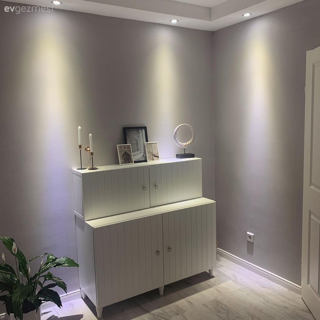 Gri duvar, Spot aydınlatma, Aydınlatma, Konsol, Konsol üzeri dekoratif objeleri, Şamdan, Ev Aksesuar, Çerçeve, Ev bitkisi