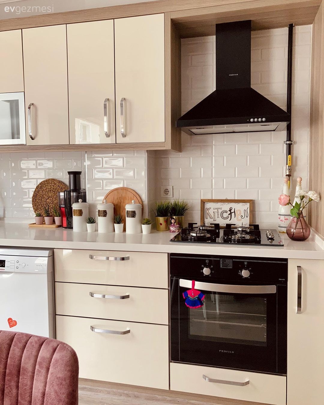 Mutfak, Beyaz, Krem, Siyah, Mutfak tezgahı, Mutfak tezgah arası, Metro seramik, Seramik, Tezgah arası seramik, Ankastre, Davlumbaz, Sandalye