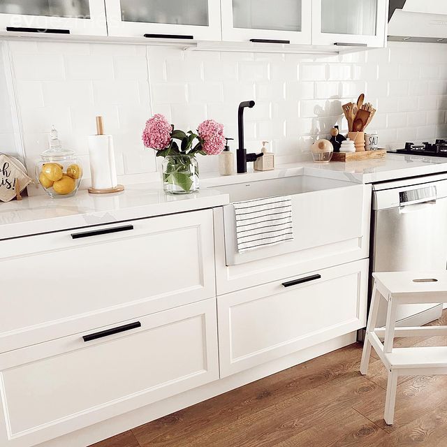 Mutfak, Beyaz, İskandinav, Mutfak tezgahı, Mutfak tezgah arası, Tezgah arası seramik, Kahve köşesi, Parke, Mutfak Avize Modelleri, Mutfak aksesuarları