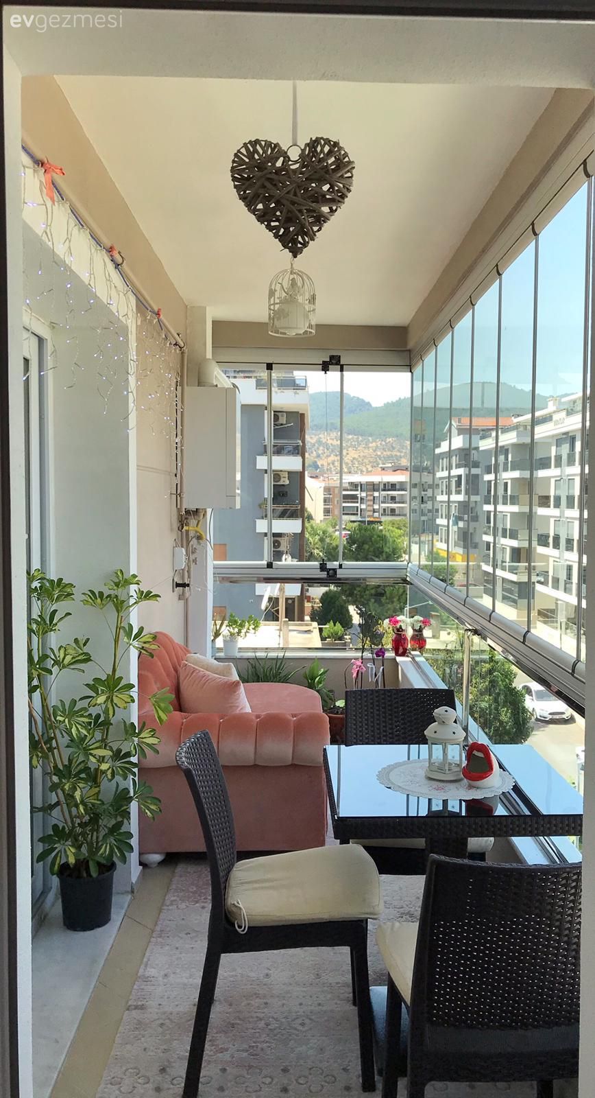 Balkon, Balkon duvar dekorasyonu, Balkon masası, Sandalye, Pembe, Siyah, Kapalı balkon